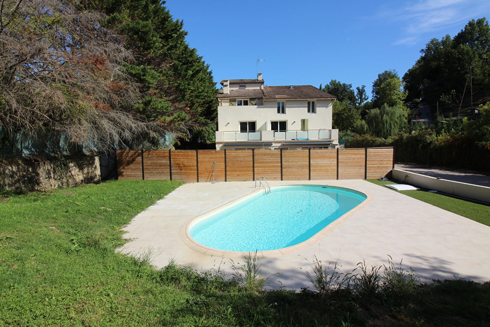 06740 CHATEAUNEUF GRASSE APPARTEMENT